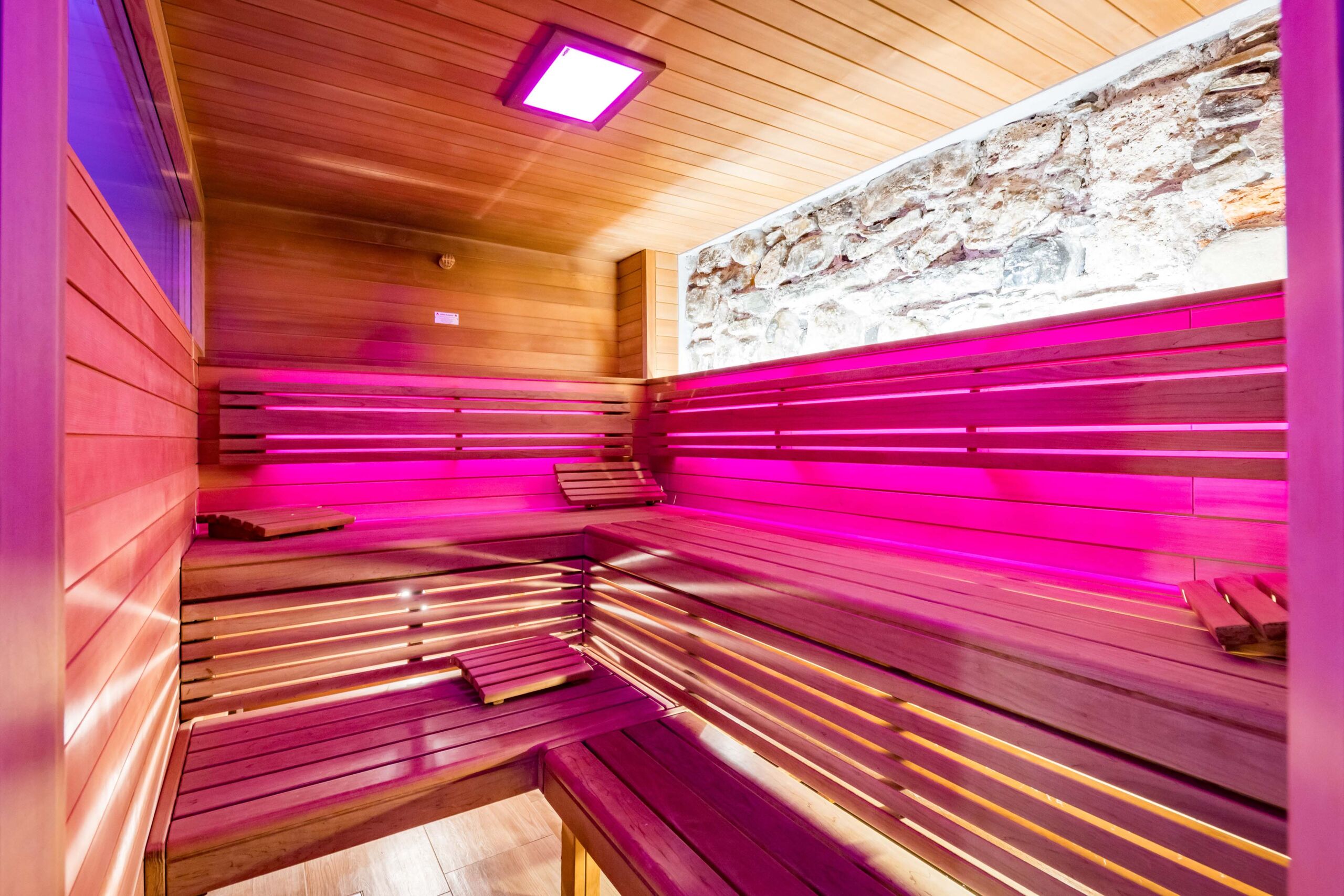 Wellness Hotel im Salzkammergut mit einer großen Sauna und pink farbiger Beleuchtung