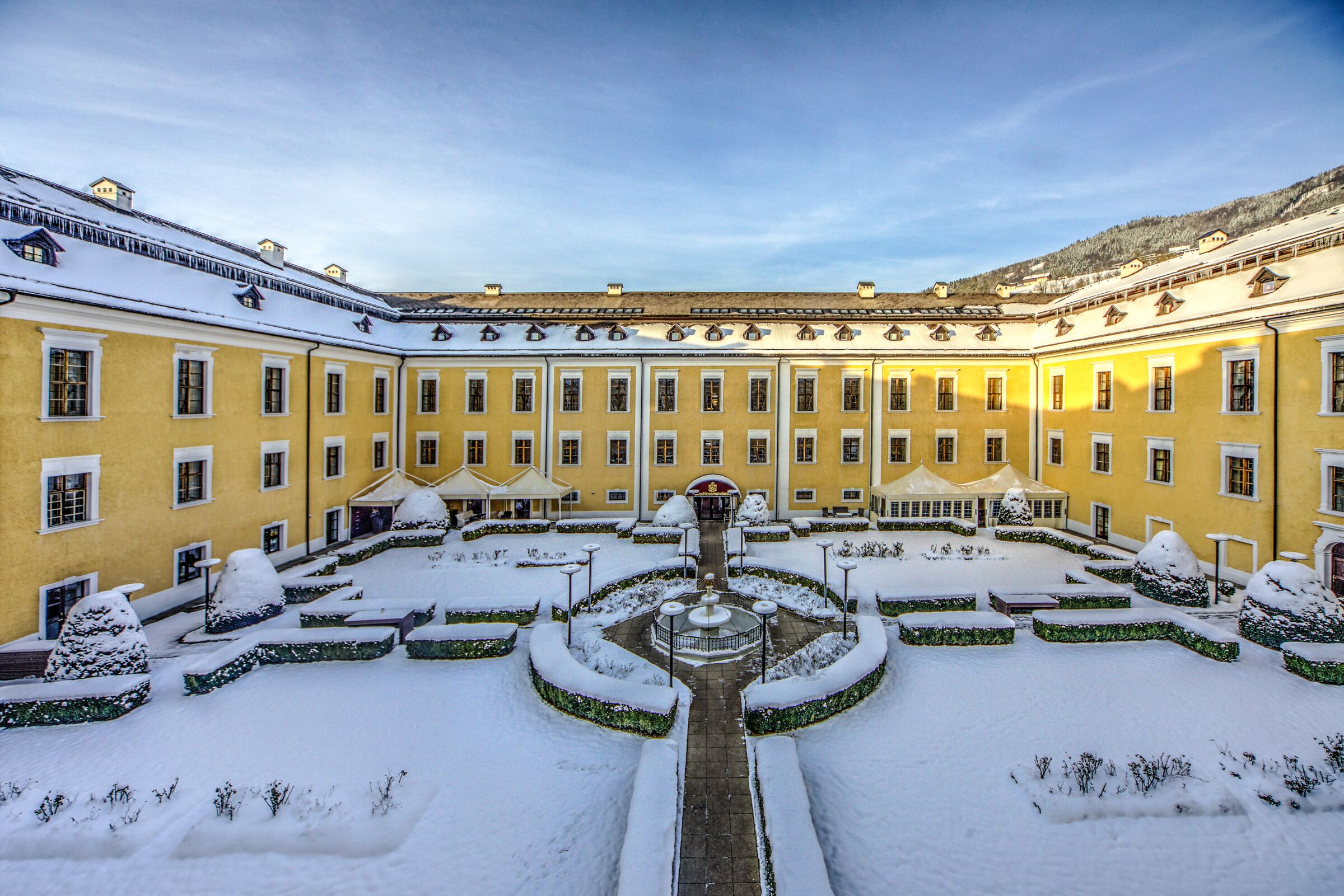 Der Schlossgarten vom Schlosshotel Mondsee schneebedeckt.