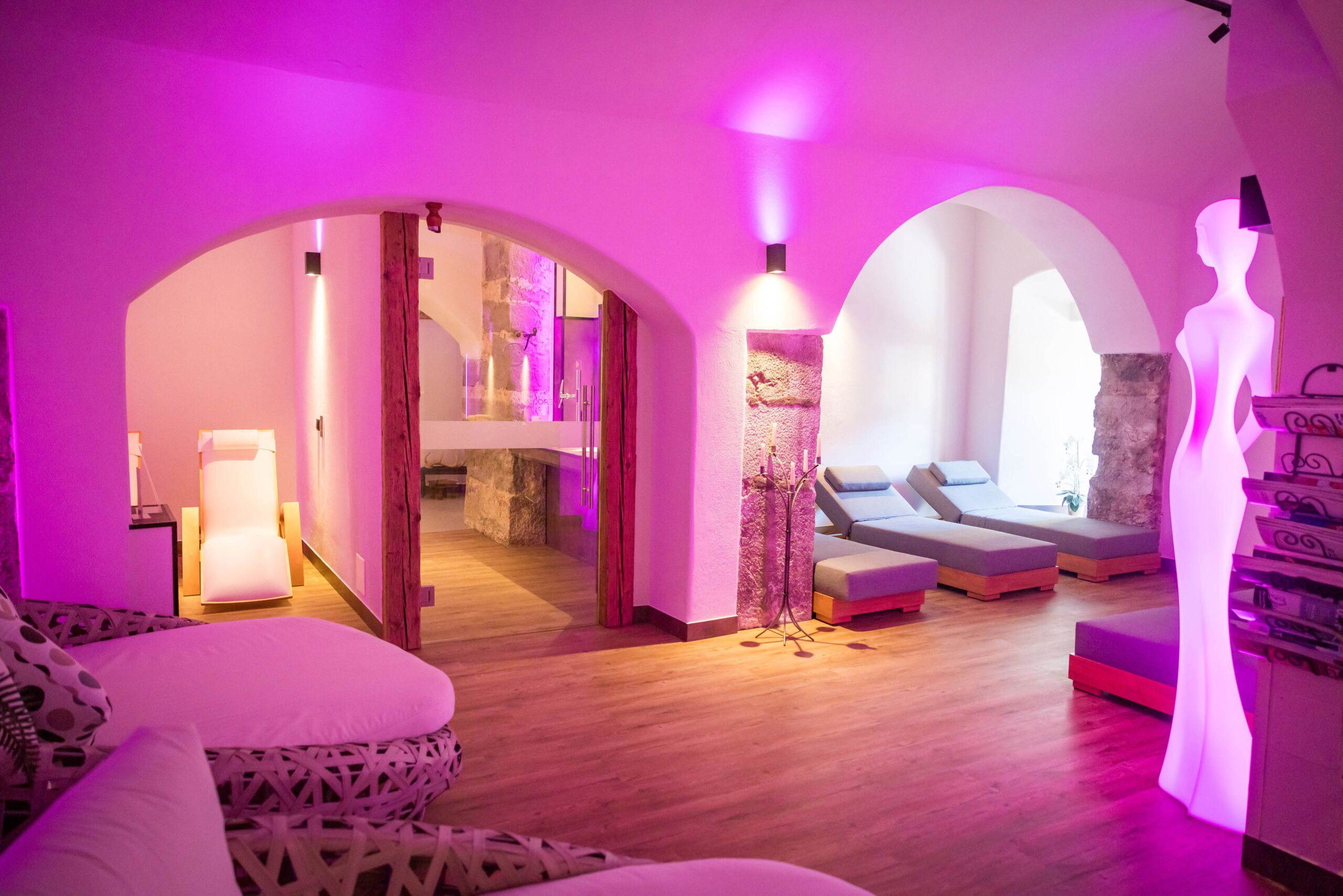 Wellness Schloss Mondsee with relaxing furnishings and cosy spa loungers.