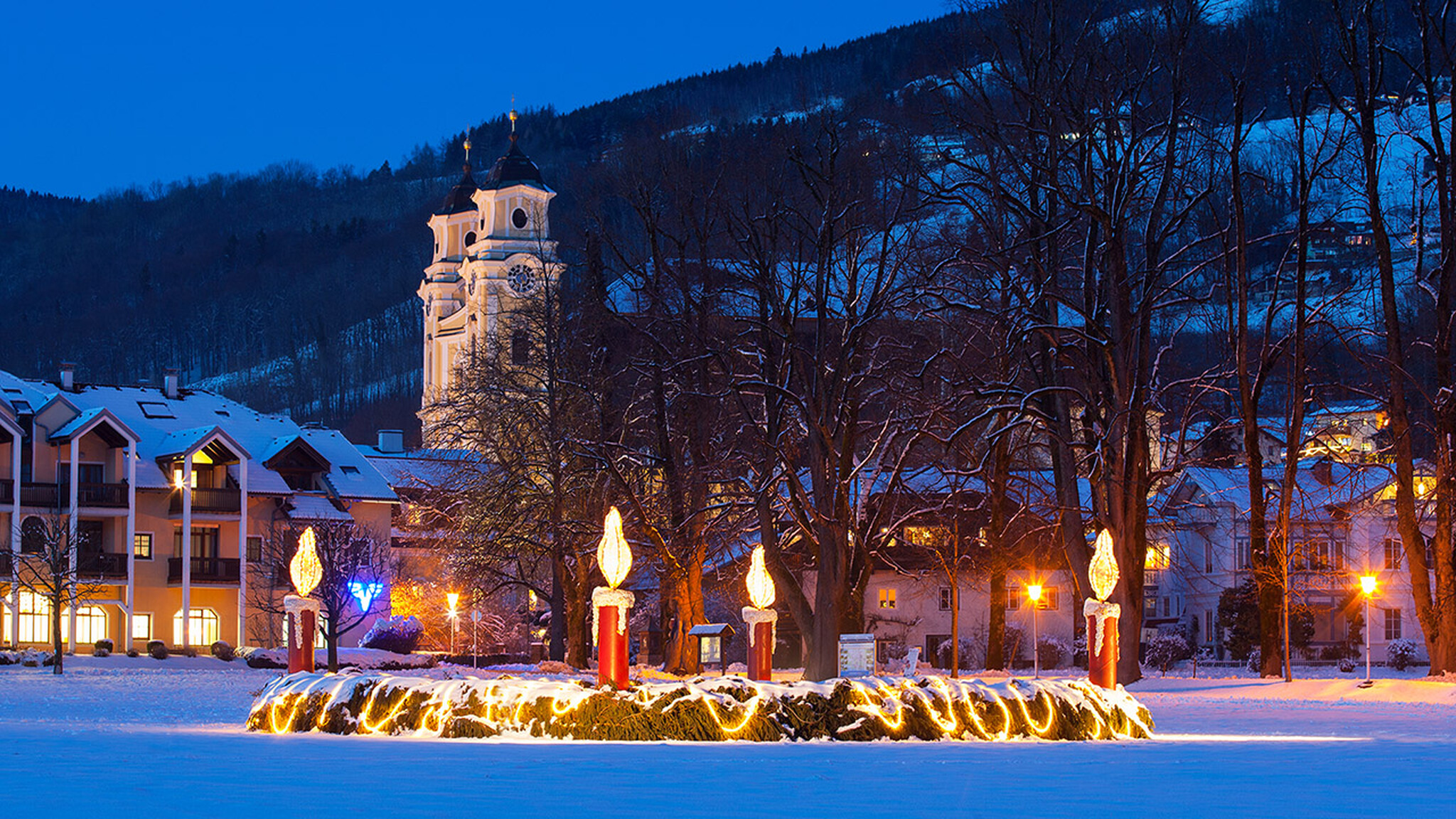 Ein leuchtender großer Adventkranz vor der Basilika in Mondsee im Salzkammergut.