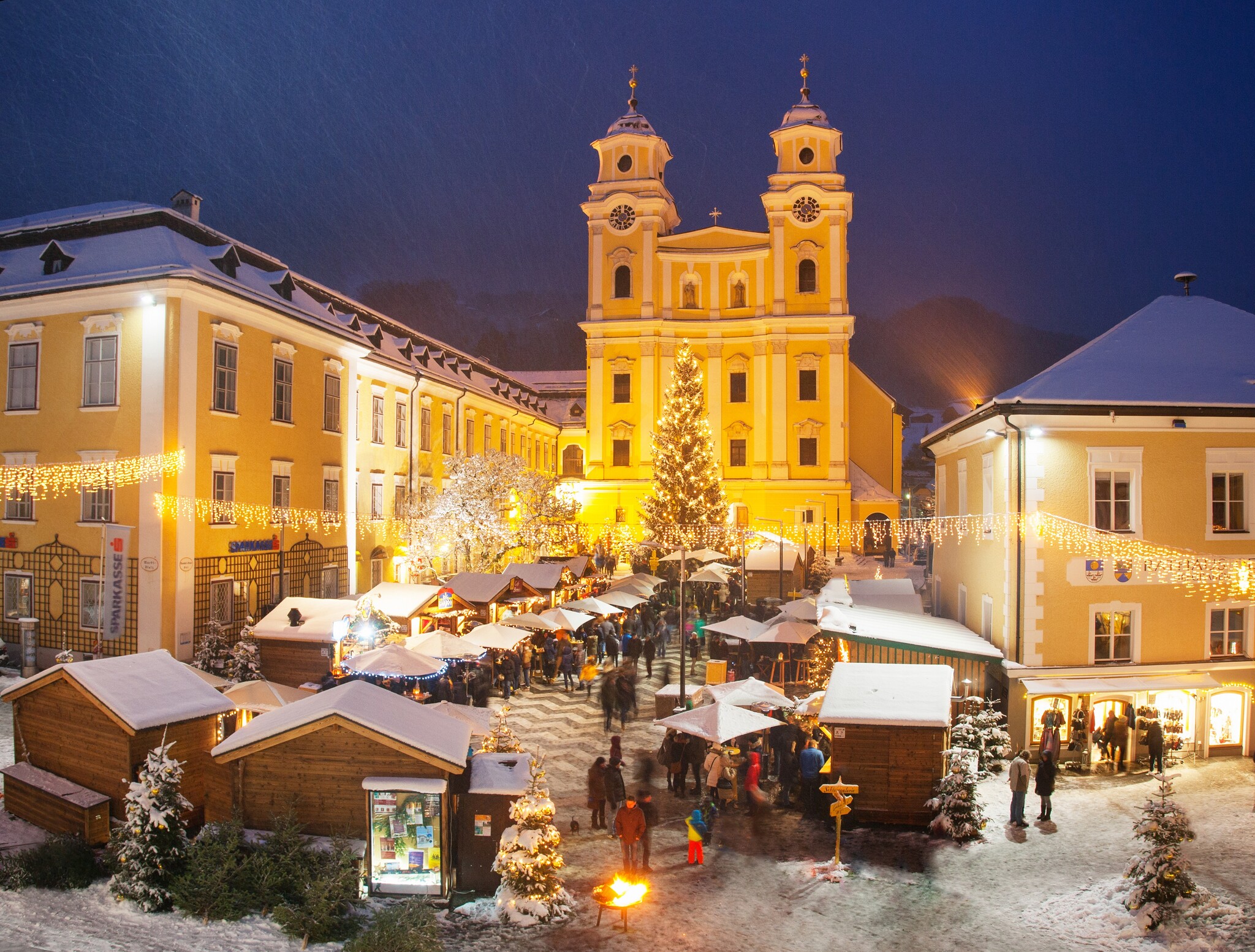 Die Basilika Mondsee und der gut besuchte Adventmarkt.